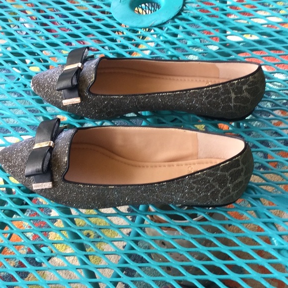 NWOT Vince Camuto Gold Flats - Picture 2 of 7